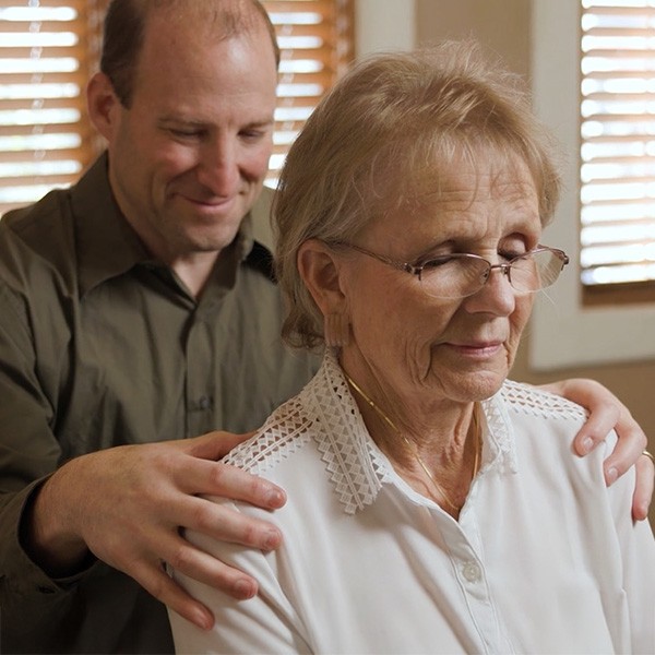 treating-elderly Dr. Jason Kaufman caring for an elderly patient in Scottsdale, AZ